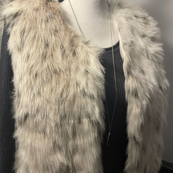 Leopard Winter White Faux Fur Vest - Picture 4 of 4